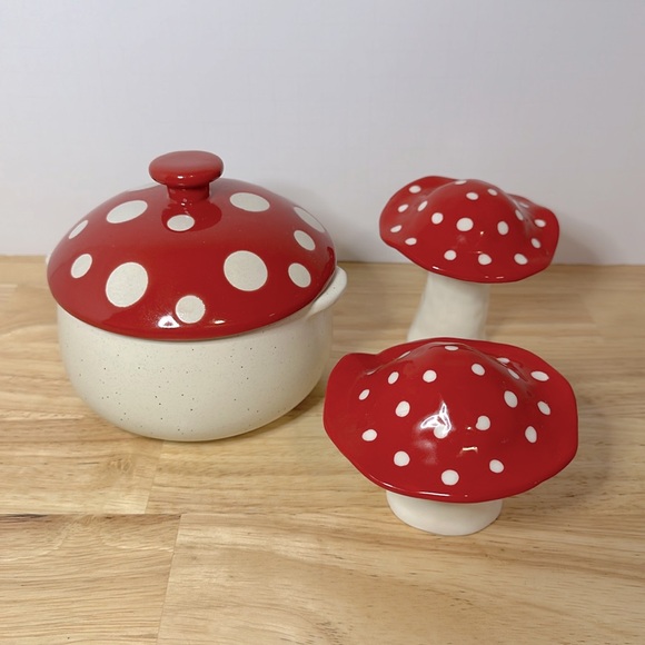 Other - Red Spotted Mushroom bundle w/soup tureen & two adorable figurines like new. 🍄
